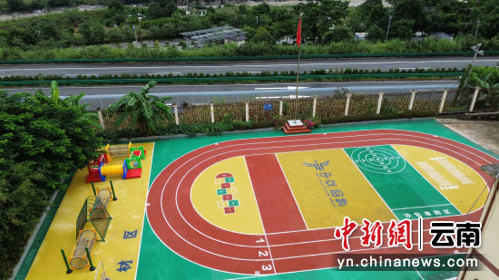新建的高标准塑胶运动场 周浩 摄 新建的高标准塑胶运动场 周浩 摄