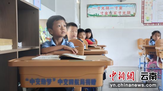 孩子们用上了新课桌椅 和倩 摄 孩子们用上了新课桌椅 和倩 摄