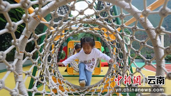 孩子们正在全新的多功能体育器材上玩耍 和倩 摄 孩子们正在全新的多功能体育器材上玩耍 和倩 摄