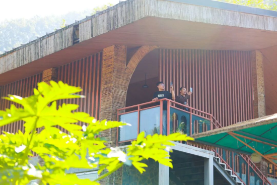 �ڰ�����С�����ι۹���ο͡�����˫ ��