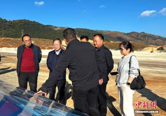 12月16日,社科专家到开远市小龙潭化工园区调研。时文枝 摄 12月16日,社科专家到开远市小龙潭化工园区调研。时文枝 摄