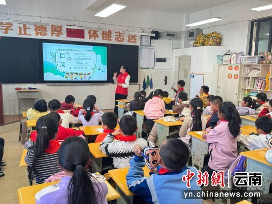 普法工作人员开展普法课堂讲座 普法工作人员开展普法课堂讲座