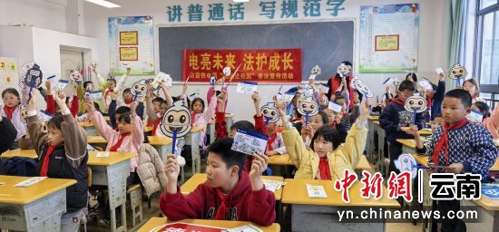 发放电力普法小卫士卡 发放电力普法小卫士卡