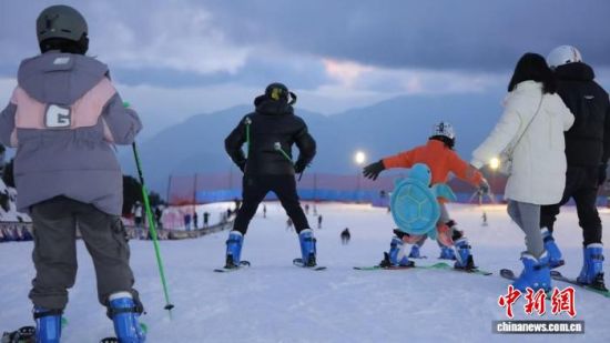 ����ͼΪ�ο��ڽ���ɽ���黬ѩ������ɽ��ͼ