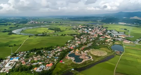 “一寨两国”。张海钰 “一寨两国”。张海钰