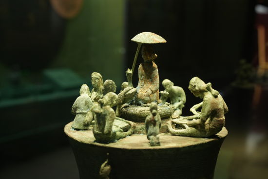 纺织场面贮贝器 云南网拍摄 纺织场面贮贝器 云南网拍摄