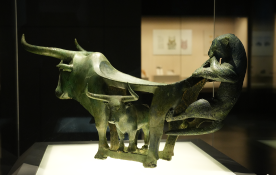 牛虎铜案 云南网拍摄 牛虎铜案 云南网拍摄