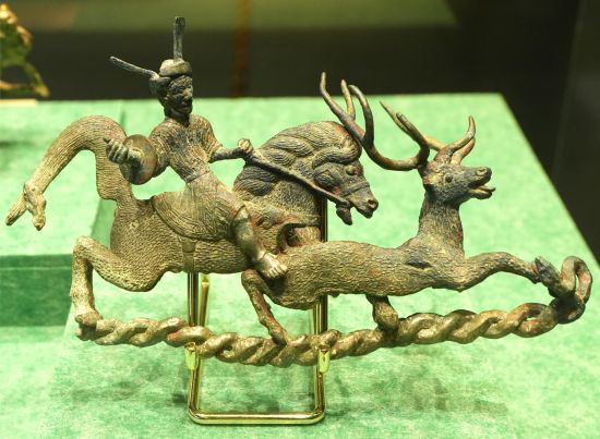 骑士猎鹿铜扣饰 云南网拍摄 骑士猎鹿铜扣饰 云南网拍摄