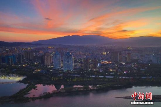 图为云南省西双版纳州景洪市傍晚景色。杨斌 摄 图为云南省西双版纳州景洪市傍晚景色。杨斌 摄