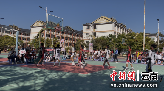 姚基金“YAO你上场”孟连县乡村小学篮球嘉年华现场。 孟连县融媒体中心供图 姚基金“YAO你上场”孟连县乡村小学篮球嘉年华现场。 孟连县融媒体中心供图