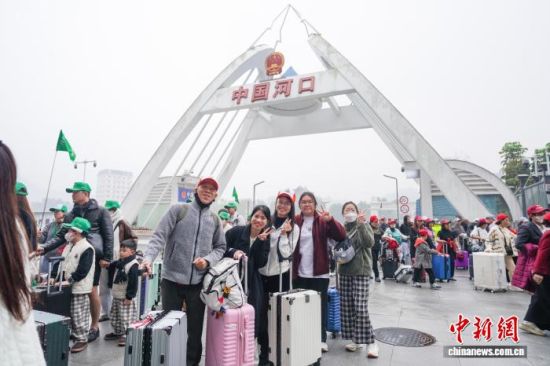 1��1�գ�Խ���ο�����Խ�߾��ӿڿڰ���Ӱ����(�ӿڱ߼�վ ��ͼ)