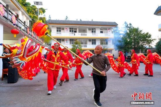 龙灯表演送上祝福。赵婼 摄 龙灯表演送上祝福。赵婼 摄