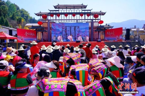 群众观看文艺汇演。闫敏 摄 群众观看文艺汇演。闫敏 摄