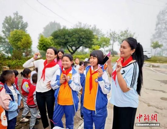 2025��6��1�գ�����(��һ)����Դ��һ����С��չ����һ����ͯ��ο�ʻ���뺢����һ������Ϸ�����ܷ��� ��ͼ