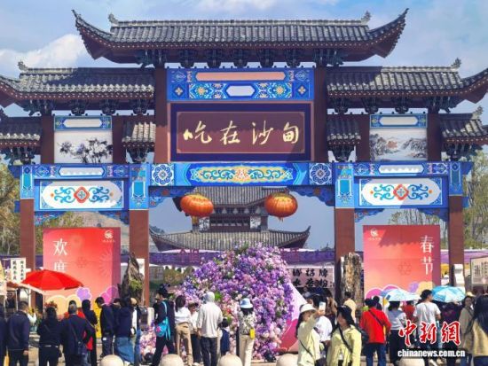 图为2026年春节“吃在沙甸”美食街。李艾蓉 摄 图为2026年春节“吃在沙甸”美食街。李艾蓉 摄