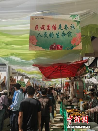 图为“吃在沙甸”美食街游客熙熙攘攘。李艾蓉 摄 图为“吃在沙甸”美食街游客熙熙攘攘。李艾蓉 摄