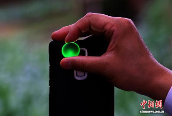 灯光照射下边闪翠环的永子围棋黑子。 李进红 摄 灯光照射下边闪翠环的永子围棋黑子。 李进红 摄