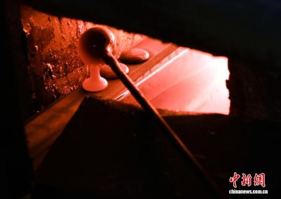 制作永子的关键环节——点“丹”。 李进红 摄 制作永子的关键环节——点“丹”。 李进红 摄