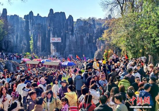 图为春节期间石林风景区人山人海。 石林县委宣传部 供图 图为春节期间石林风景区人山人海。 石林县委宣传部 供图