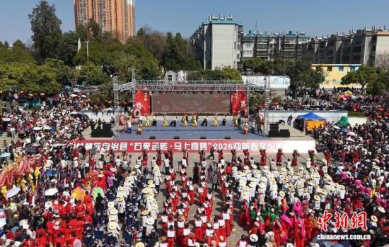 图为春节期间石林县城文化活动吸引游客。 石林县委宣传部 供图 图为春节期间石林县城文化活动吸引游客。 石林县委宣传部 供图