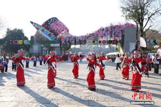 图为彝族撒尼打跳庆新春。 石林县委宣传部 供图 图为彝族撒尼打跳庆新春。 石林县委宣传部 供图