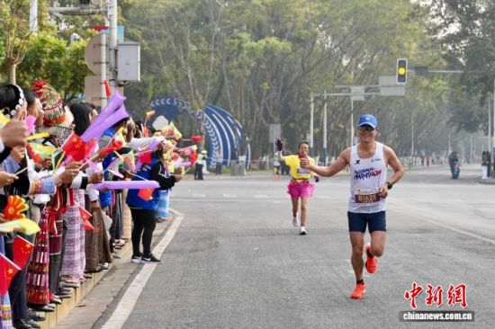 3月1日,马拉松参赛者与加油助威的市民互动。 罗婕 摄 3月1日,马拉松参赛者与加油助威的市民互动。 罗婕 摄