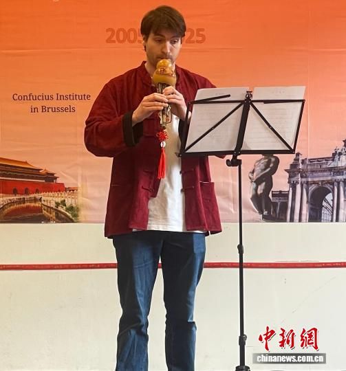 联欢活动上,布鲁塞尔孔子学院的学生表演葫芦丝独奏《侗乡之夜》。中新网记者 德永健 摄 联欢活动上,布鲁塞尔孔子学院的学生表演葫芦丝独奏《侗乡之夜》。中新网记者 德永健 摄
