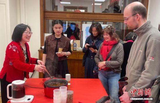 比利时国医堂中医医院院长陶丽玲(左一)向来宾介绍中医养生茶。中新网记者 德永健 摄 比利时国医堂中医医院院长陶丽玲(左一)向来宾介绍中医养生茶。中新网记者 德永健 摄