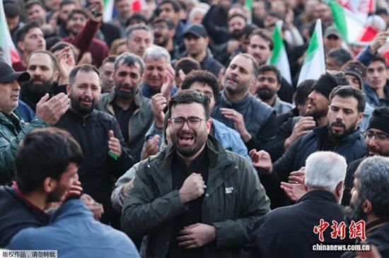 据法新社3月1日报道,在伊朗最高领袖哈梅内伊殉职后,数千名哀悼者聚集在德黑兰中心地带进行哀悼。 据法新社3月1日报道,在伊朗最高领袖哈梅内伊殉职后,数千名哀悼者聚集在德黑兰中心地带进行哀悼。