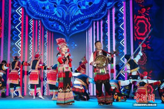 2025年,李怀秀、李怀福演唱彝族海菜腔。 中新社记者 刘冉阳 摄 2025年,李怀秀、李怀福演唱彝族海菜腔。 中新社记者 刘冉阳 摄