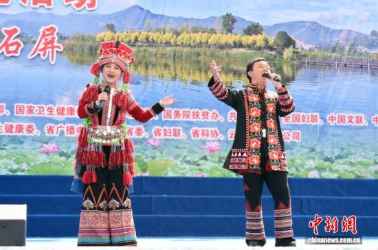 2019年,李怀秀、李怀福表演海菜腔对唱《月光下的小船》。 李嘉娴 摄 2019年,李怀秀、李怀福表演海菜腔对唱《月光下的小船》。 李嘉娴 摄