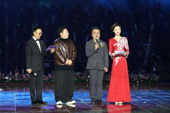 “金点子”代表分享关于城市建设的建议。 “金点子”代表分享关于城市建设的建议。