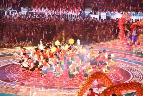 舞蹈《龙腾狮跃晒丰年》。 舞蹈《龙腾狮跃晒丰年》。