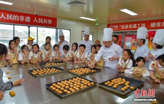 阳光食品文化主题庄园内,制饼师傅正带领研学学生制作宣威火腿饼。宣威市委统战部 供图 阳光食品文化主题庄园内,制饼师傅正带领研学学生制作宣威火腿饼。宣威市委统战部 供图