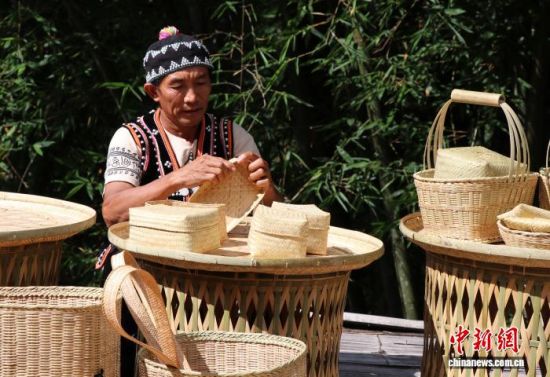 图为李扎而进行日常竹编工作。 王丽娜 摄 图为李扎而进行日常竹编工作。 王丽娜 摄