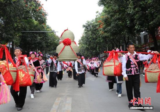 图为李扎而的巨型竹编葫芦亮相澜沧县2026年春节拜年活动。 王丽娜 摄 图为李扎而的巨型竹编葫芦亮相澜沧县2026年春节拜年活动。 王丽娜 摄