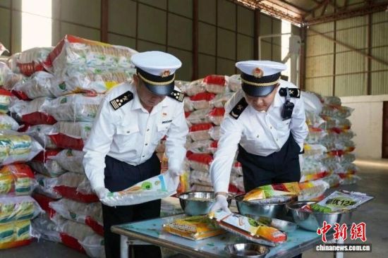 海关关员对出口稻种进行查验。 盈江县融媒体中心 供图 海关关员对出口稻种进行查验。 盈江县融媒体中心 供图