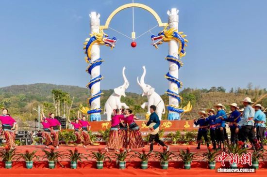 3月20日,云南省梁河县阿露窝罗节的节目展演。 梁河县融媒体中心 供图 3月20日,云南省梁河县阿露窝罗节的节目展演。 梁河县融媒体中心 供图