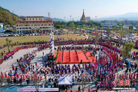 3月20日,云南省梁河县,各族民众一同欢庆阿露窝罗节。 梁河县融媒体中心 供图 3月20日,云南省梁河县,各族民众一同欢庆阿露窝罗节。 梁河县融媒体中心 供图