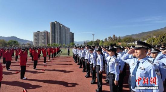 3月30日,公安英模代表和英烈家属走进丽江华坪女子高级中学。白玲 摄 3月30日,公安英模代表和英烈家属走进丽江华坪女子高级中学。白玲 摄
