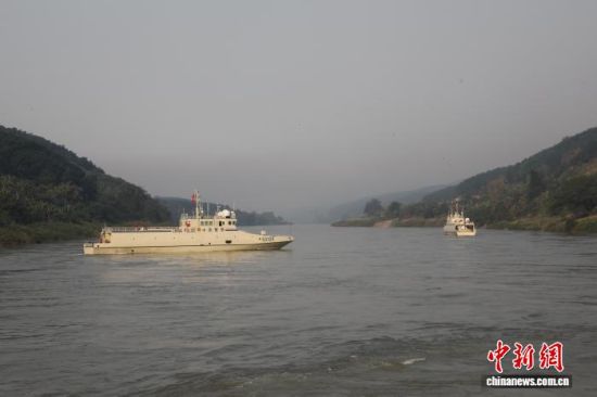 4月1日,中老缅泰湄公河联合巡逻执法艇在湄公河上航行。(云南省公安厅 供图) 4月1日,中老缅泰湄公河联合巡逻执法艇在湄公河上航行。(云南省公安厅 供图)