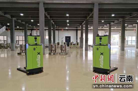 图为AGV自动导引运输小车。沈婧怡 摄 图为AGV自动导引运输小车。沈婧怡 摄