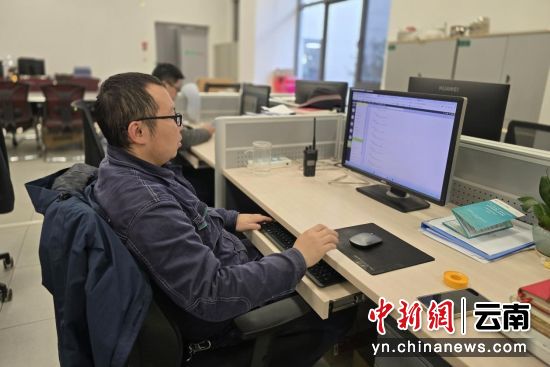 图为赵培成在调试AGV小车程序。沈婧怡 摄 图为赵培成在调试AGV小车程序。沈婧怡 摄