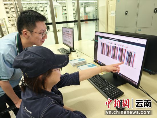 图为工艺员和操作工利用质量过程实时监控系统分析质量数据。张祺云 摄 图为工艺员和操作工利用质量过程实时监控系统分析质量数据。张祺云 摄