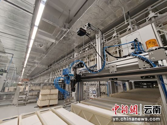 图为加装乱棒识别剔除一体化集控装置后的滤棒发射机。张祺云 摄 图为加装乱棒识别剔除一体化集控装置后的滤棒发射机。张祺云 摄