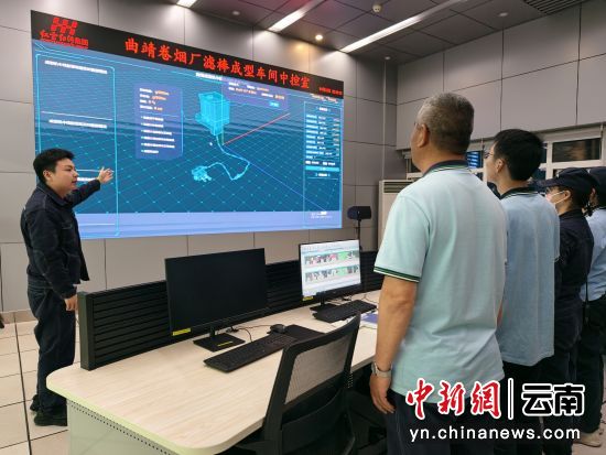 图为车间中线胶集控系统数字化项目应用交流。李锐 摄 图为车间中线胶集控系统数字化项目应用交流。李锐 摄