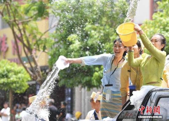 4月11日,当地民众泼水送祝福。 黄兴鸿 摄 4月11日,当地民众泼水送祝福。 黄兴鸿 摄
