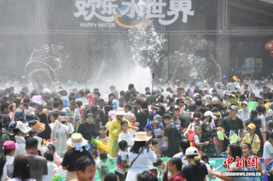 4月11日,各族民众欢度泼水节。 黄兴鸿 摄 4月11日,各族民众欢度泼水节。 黄兴鸿 摄