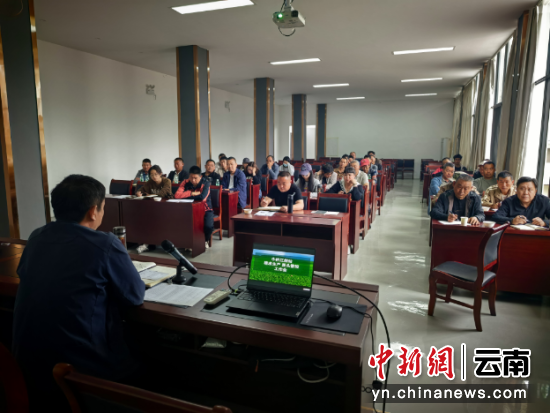 ͼΪ��վ��һʱ���ٿ�ְ�����̼�Ա�����ᡣ������ ��