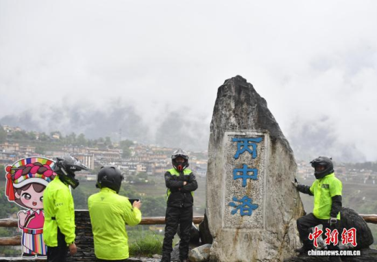 5月3日,游客在怒江畔的丙中洛游玩。地处中缅边境云南省怒江傈僳族自治州境内的怒江大峡谷,被誉为“东方大峡谷”,是“三江并流”世界自然遗产腹心地,“五一”期间吸引众多游客自驾游。中新社记者 黄兴鸿 摄 5月3日,游客在怒江畔的丙中洛游玩。地处中缅边境云南省怒江傈僳族自治州境内的怒江大峡谷,被誉为“东方大峡谷”,是“三江并流”世界自然遗产腹心地,“五一”期间吸引众多游客自驾游。中新社记者 黄兴鸿 摄
